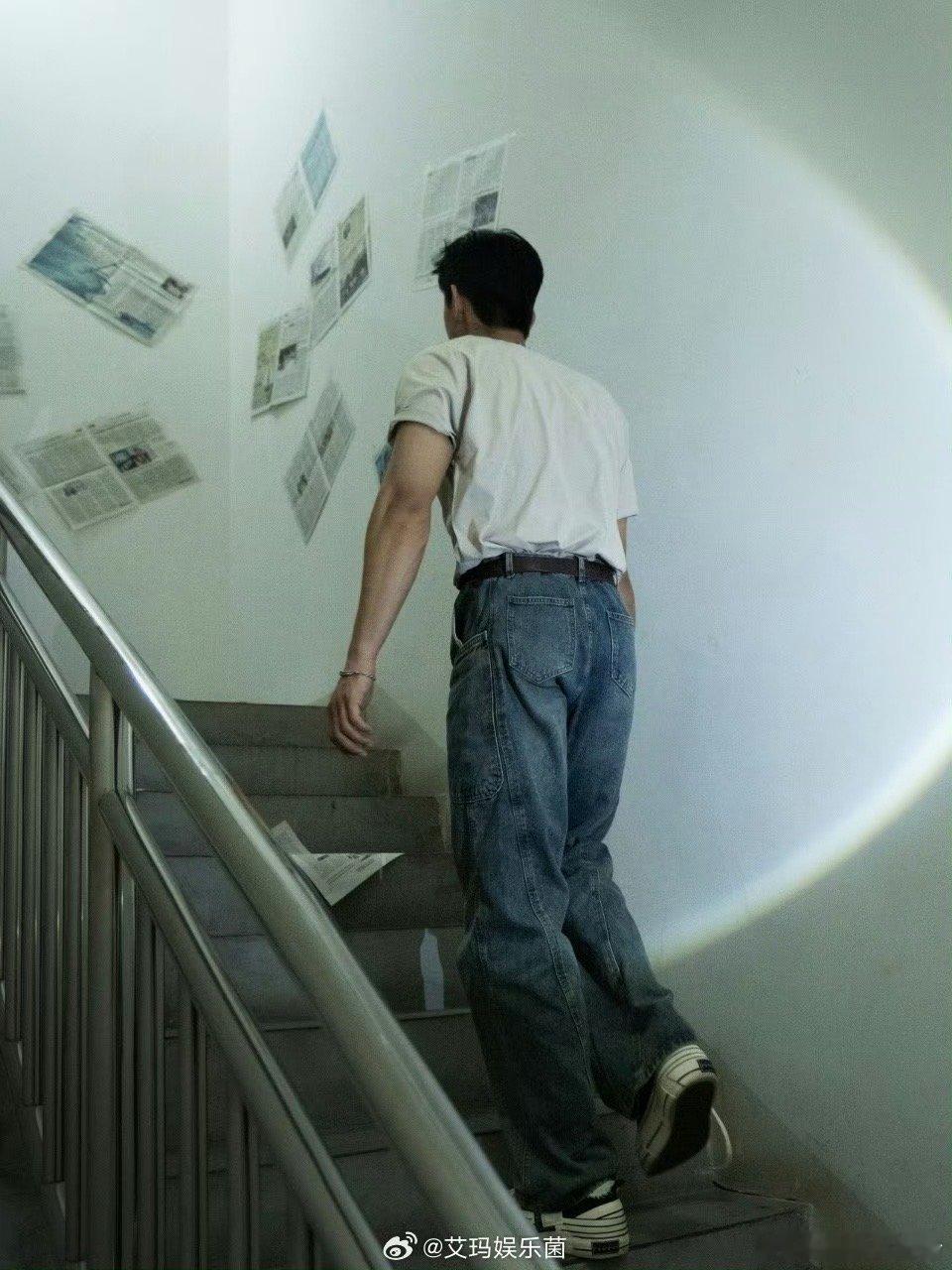 内娱氛围感小生上新菜 赵仁杰这组随拍，把复古拍成了“正在发生”。他走在楼梯上时衣