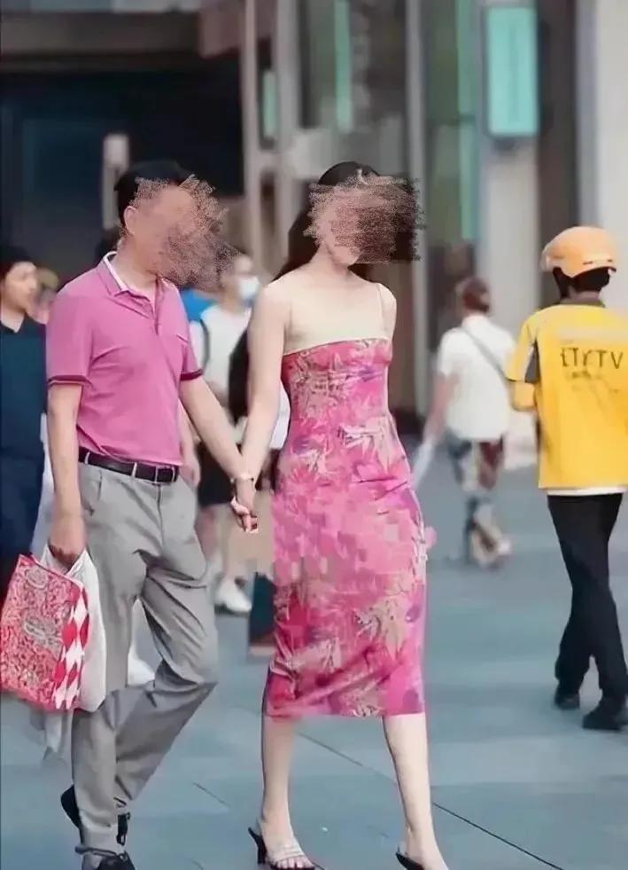 她不缺钱，她缺正大光明的炫爱。于是，在满大街都是手机跟摄像头下，顶风秀恩爱，这样