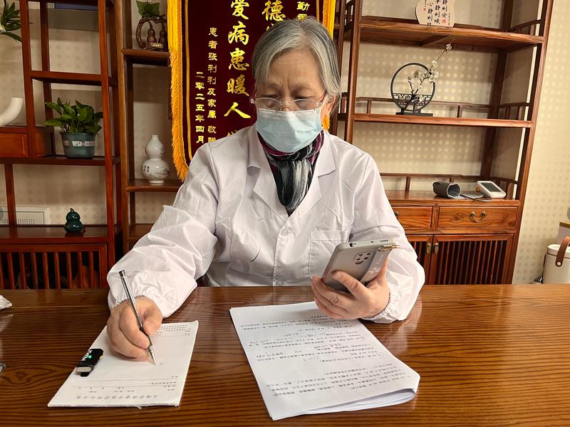 这位老中医走红网络！女子称看病的 1000 元是借来的，老中医暖心举动令人动容。