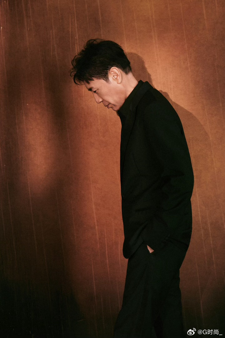 演员身着爱马仕经典藏青色礼服，搭配Slim d’Hermès Squelette