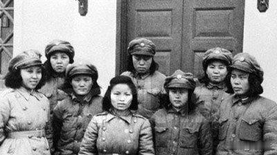 1942年，日军将7名女译电员追到一个小山坡上包围，见她们走投无路，一点点靠近，