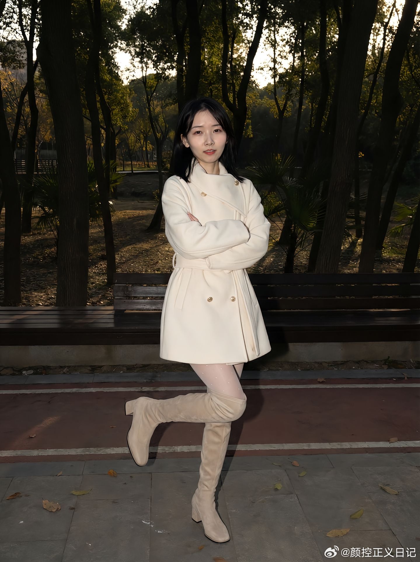 穿衣搭配白色的大衣，很显气质美女