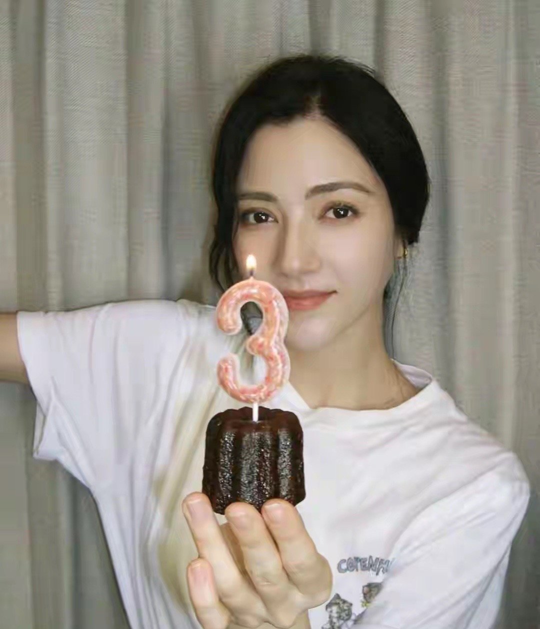娜然出道三周年，远赴新加坡庆祝，素颜出镜状态美得让人挪不开眼 