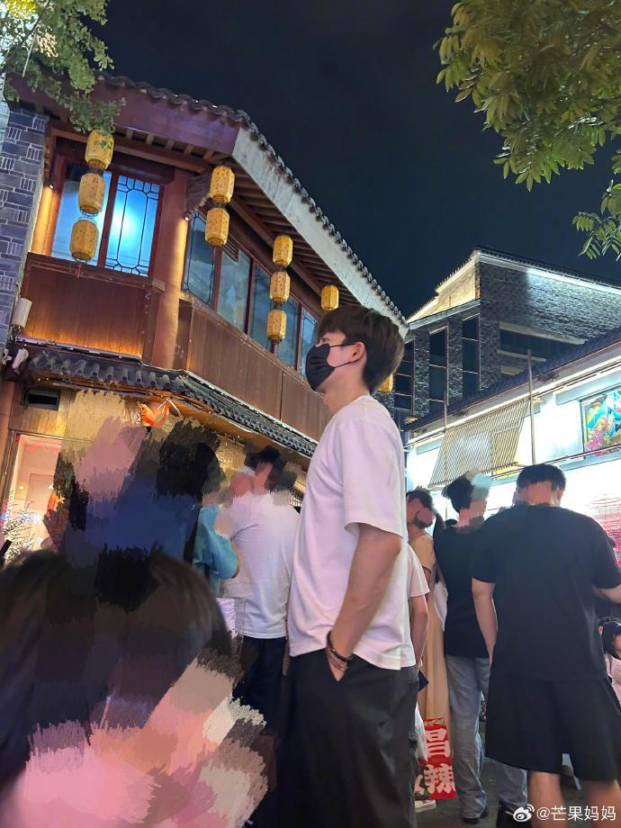 网友偶遇王星越嗦粉王星越透明的假期 假期偶遇的概率接近于100% [泪奔] ​​