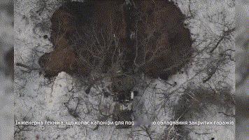 俄军刚集结14辆装甲车就被无人机摧毁，还未进攻就被扼杀！
俄军在莱曼前线悄悄集结