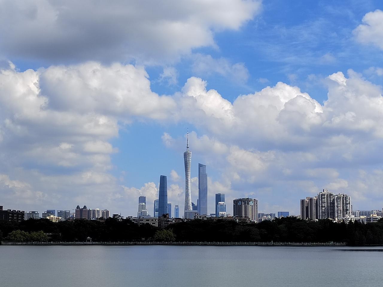 在这个市场里，本金永远比任何机会都重要。
 
行情陪你一阵子，总有涨涨跌跌、起起