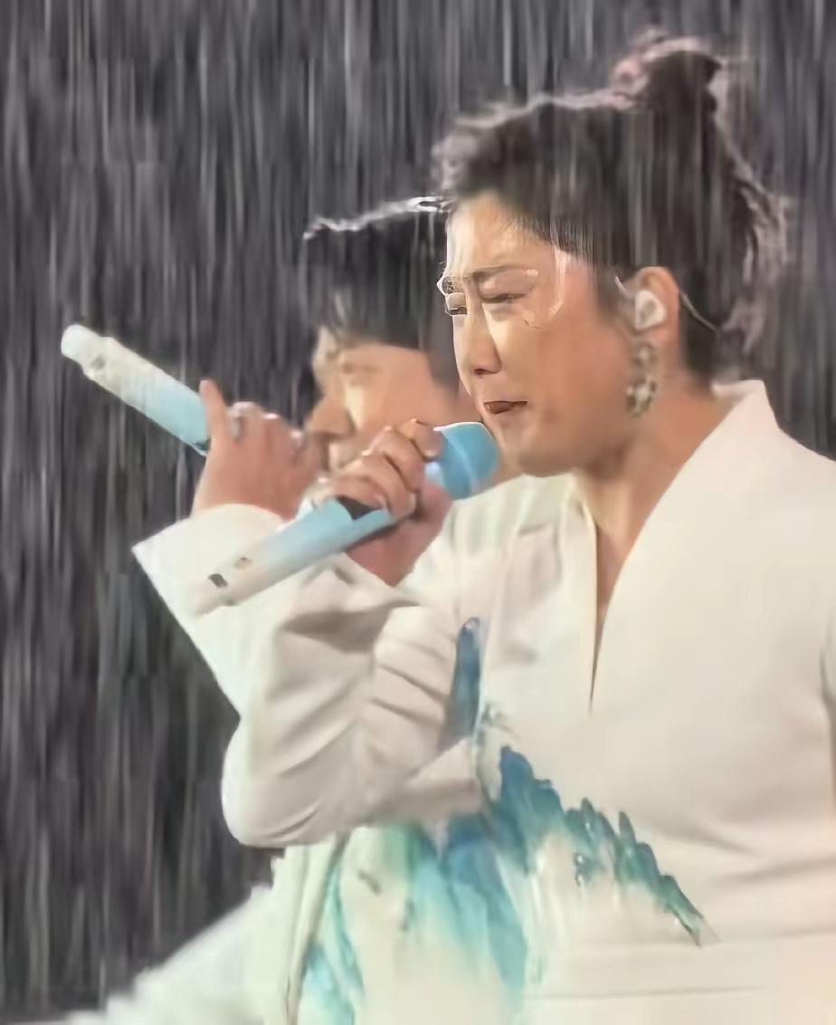 凤凰传奇厦门演唱会遇暴雨，这一幕真的太圈粉了！
玲花和曾毅一开始还撑着伞，看到台