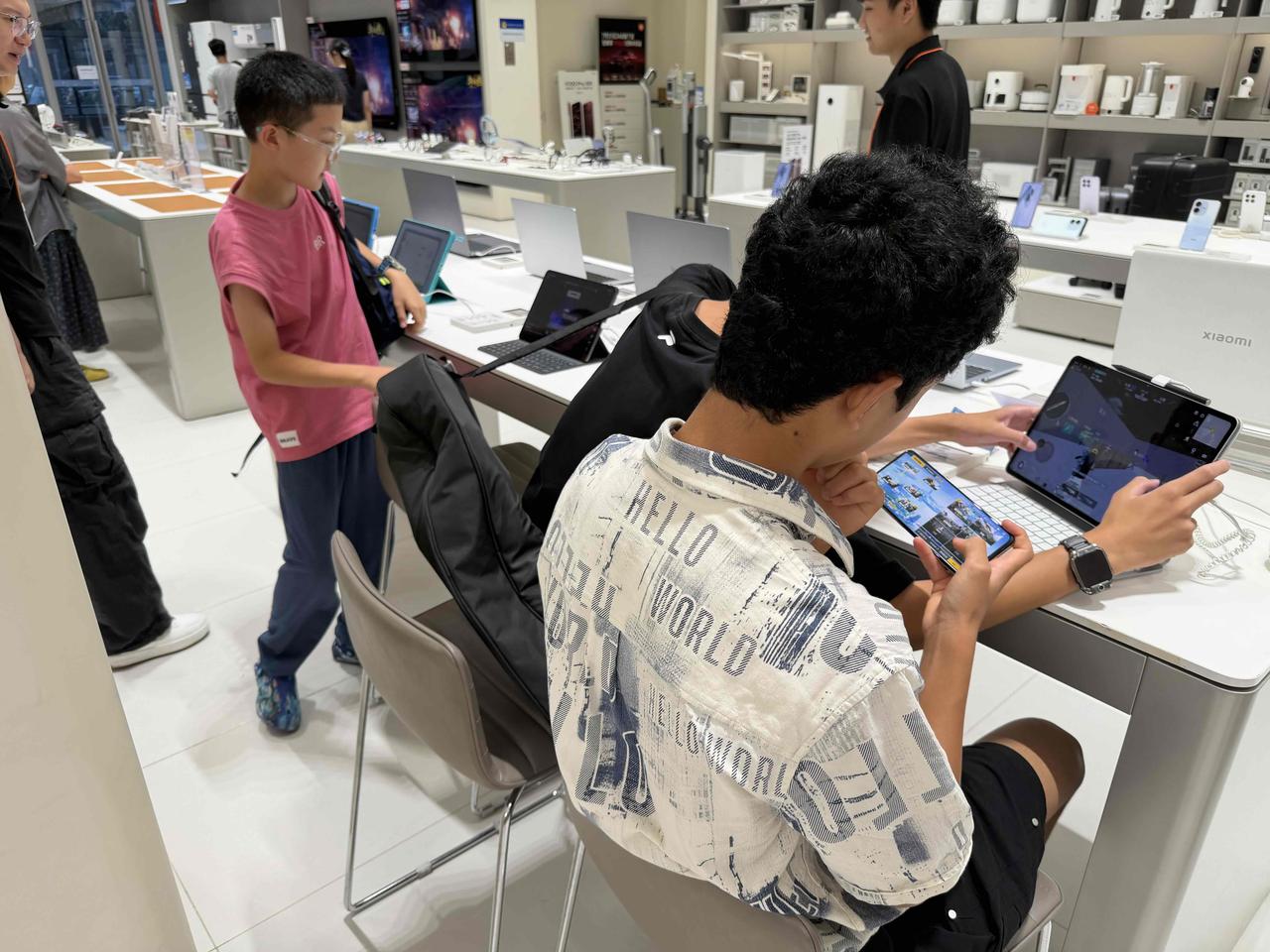 每到小学生放假，小米之家就成了“小米网吧”
