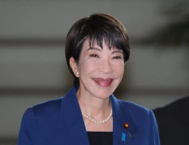 高市早苗在选举前夜喜笑颜开，以为拿到了中国的“大礼包”！很多人以为这是中日关系缓
