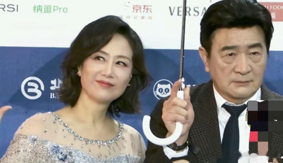 都说女子比男子老的快，我看也不尽然。在《人生》里演未婚夫妻的周里京和吴玉芳，当年