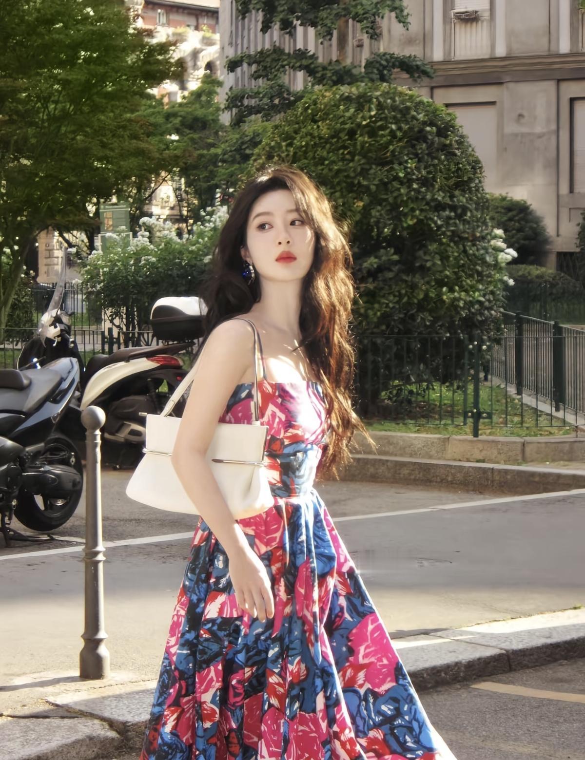 谁能拒绝杨紫这条油画感花裙子，明媚又耀眼，街头氛围感直接拉满[比心]娱乐明星