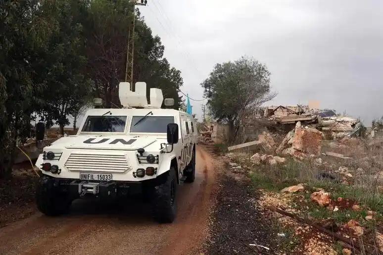 真没见过这么狂的操作，联合国维和部队的车，居然被以色列军队用坦克硬生生撞了，一下