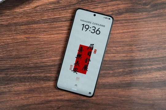 iQOO Neo11  像素方橙上手外观图，背部的像素会随不同的角度显...