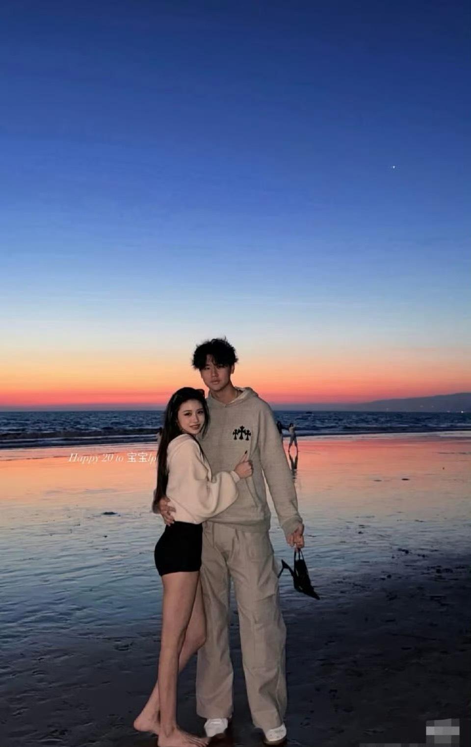 疑似汪峰女儿小苹果恋情，在社交平台晒出和一年轻男生的搂腰照！