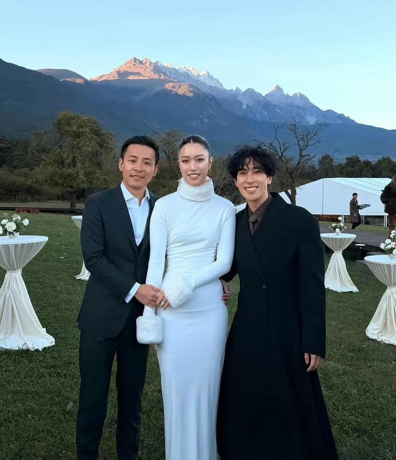 2月18日，有网友在意大利佛罗伦萨乌菲兹美术馆偶遇娜然与霍启山同游。两人同穿休闲