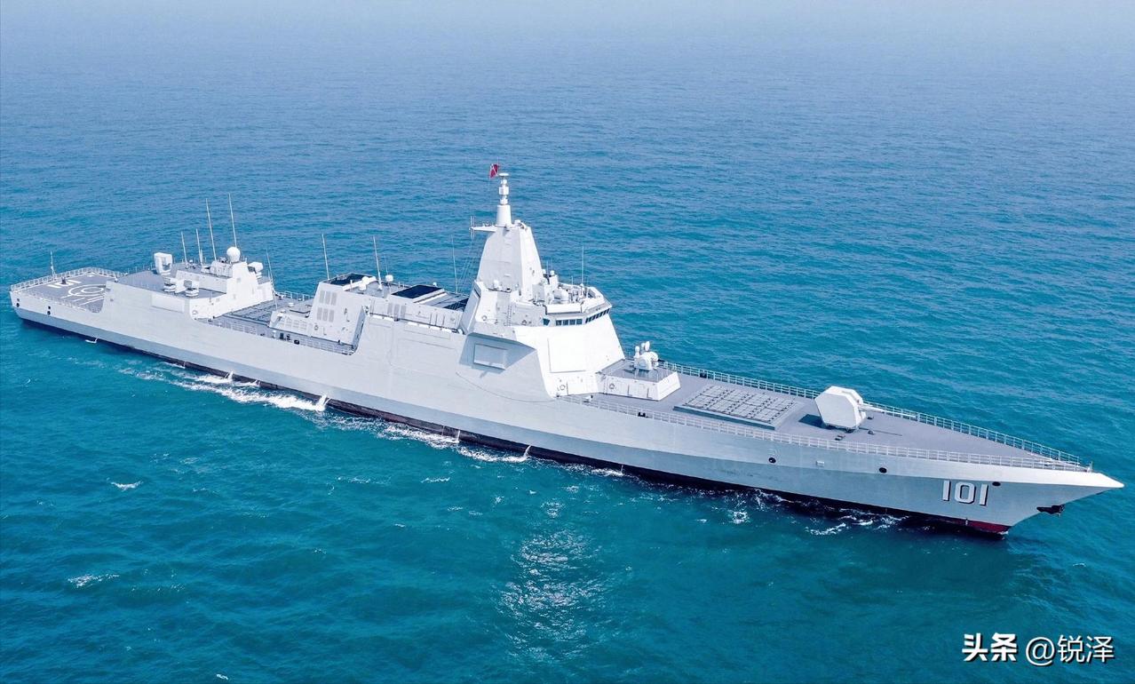 中国海军驱逐舰已从追赶跃升至世界第一梯队。
055型万吨大驱是全球公认的顶尖水平