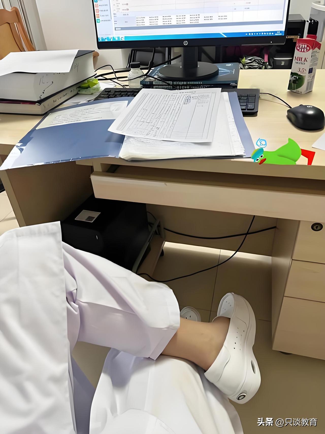 影响医疗行业吸引力的并非薪资微调，而是工作时长。
 
今年高考临床医学专业报考热