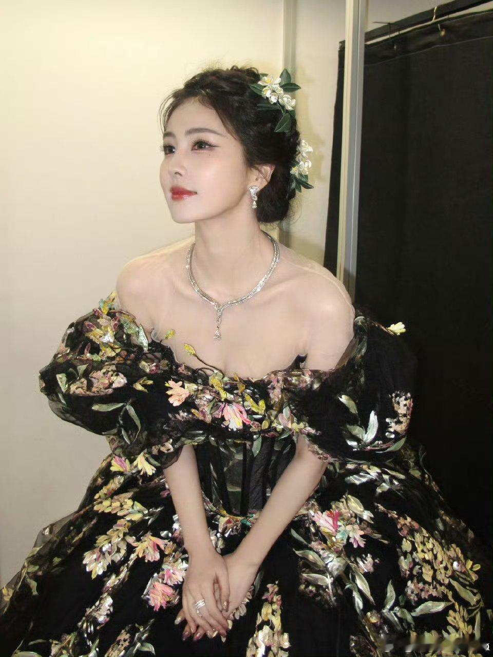 白鹿第二套高清美图来袭✌🏻头发上的小花和裙子简直太搭了 完美 