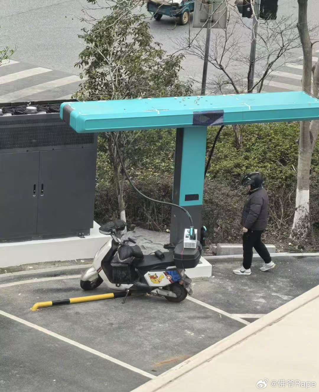 BYD车主没提前体验反倒让电摩抢先你说气人不气人。。。🤪比亚迪闪充零下30度1