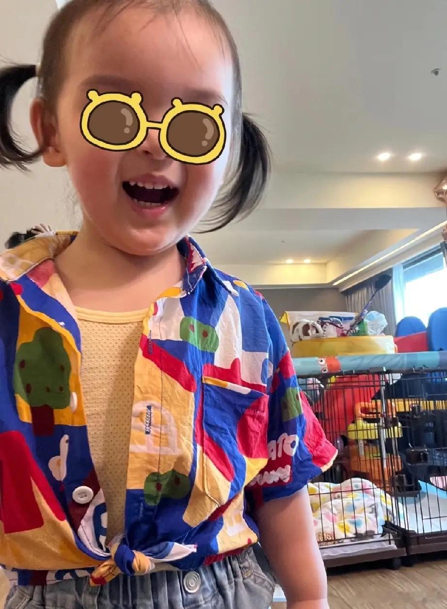 郭碧婷将儿子向笙当女儿养，三岁的向笙留着长头发，身上穿的衣服明显也有些大了，应该