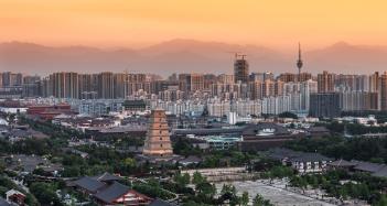 先说说2026年多少分能上。2025年学校录取分数和位次都创新高，陕西历史组最低