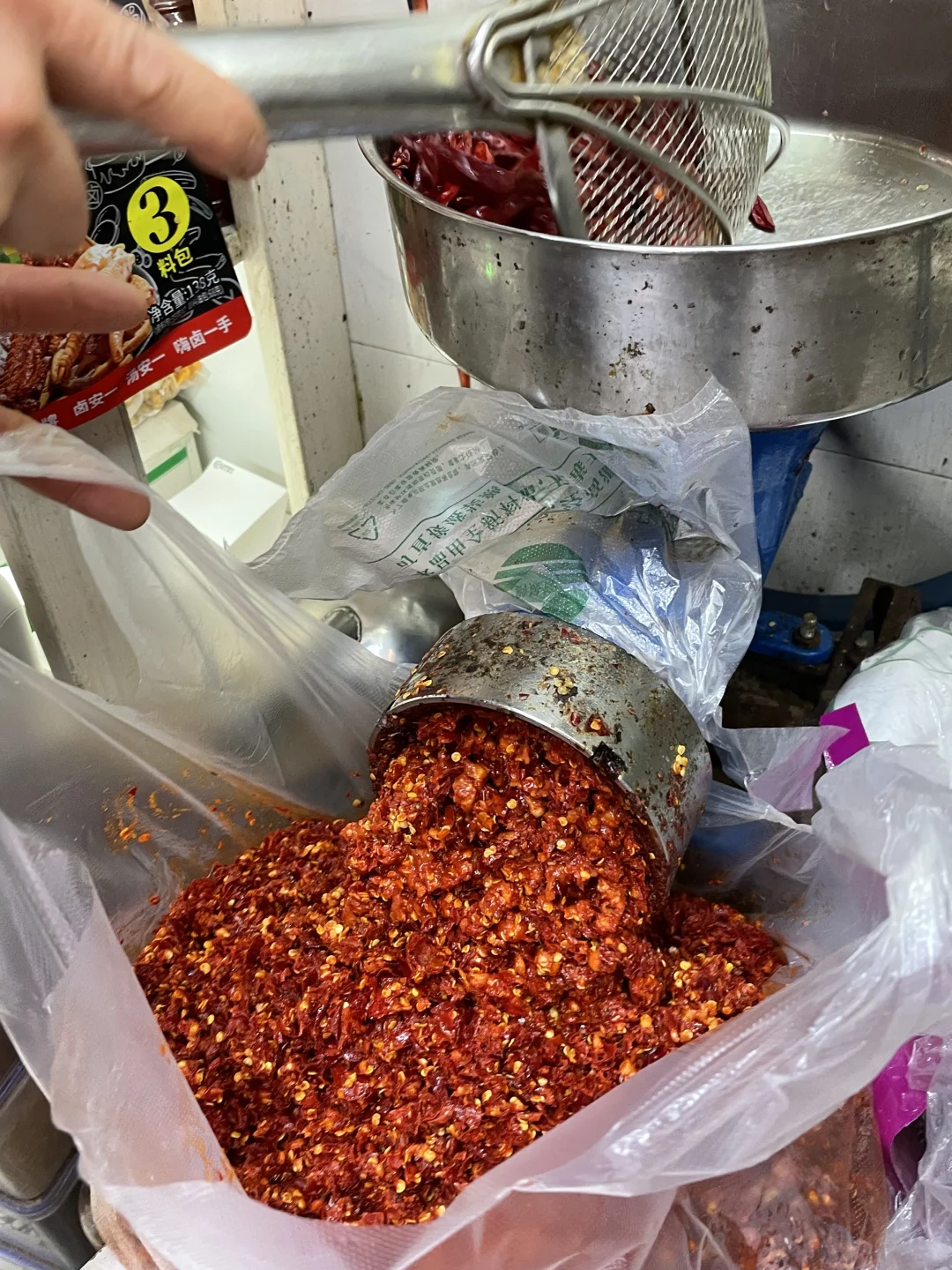 无辣不欢的人太适合来贵州了！！！现舂辣椒！