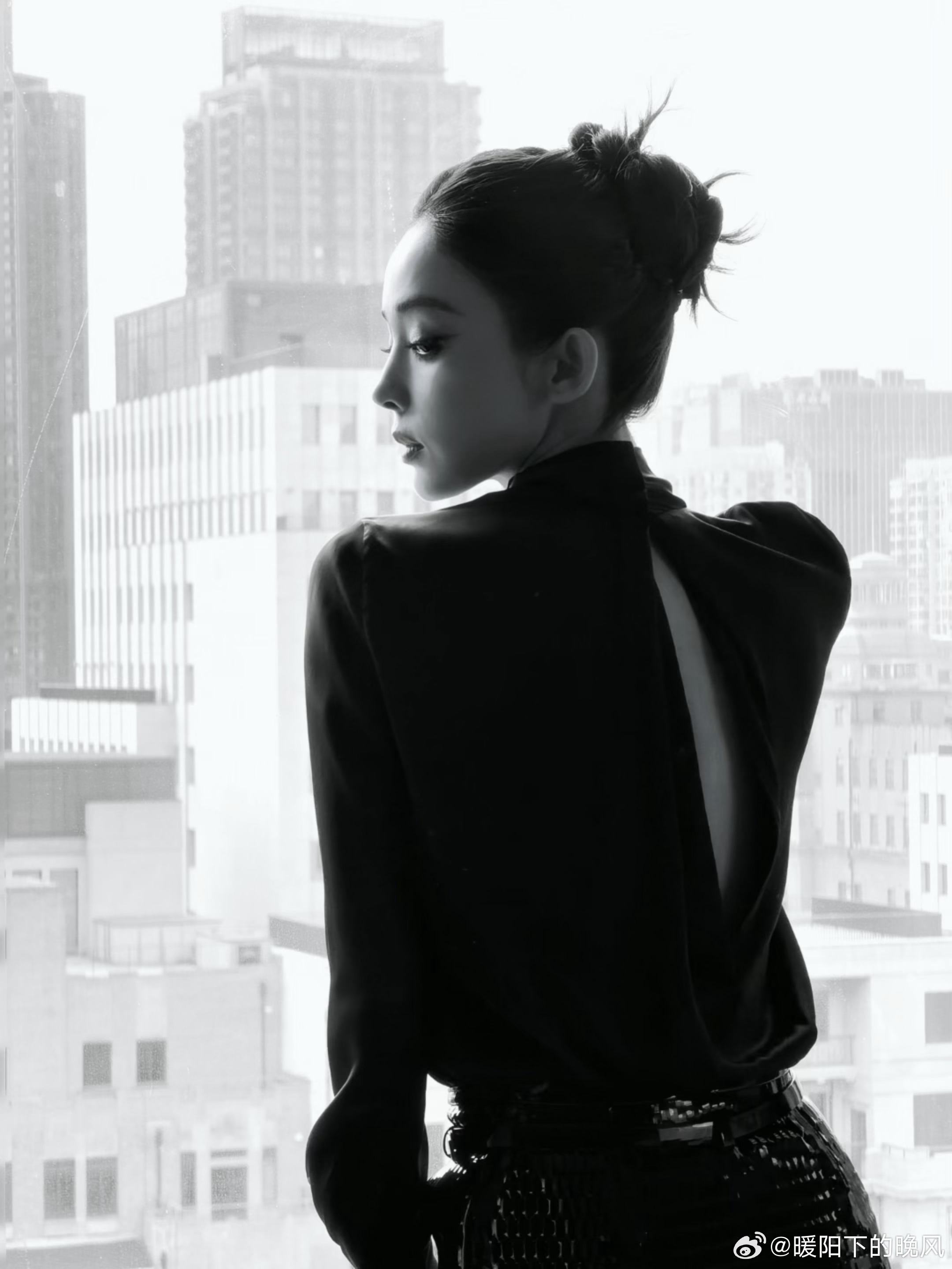 李昀锐娜扎养眼组合 谁不羡慕娜扎的冷白皮啊💜，一袭长裙衬得身姿曼妙，整个人温柔