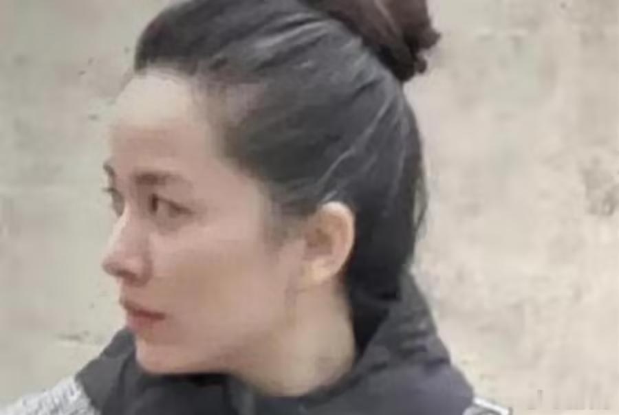 她26岁成国际影后，二婚嫁靳东高龄生下两子，如今48岁素颜美出圈 