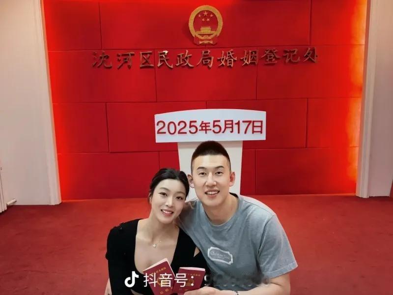 今天是辽宁队球员付豪和妻子领证结婚一周年纪念日，付豪和妻子王鋆赛抱着儿子一家三口