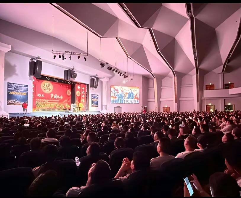 杨议在直播间放话德云社跑非洲演相声纯属瞎胡闹，非洲人听不懂，不如在国内卖好票。然