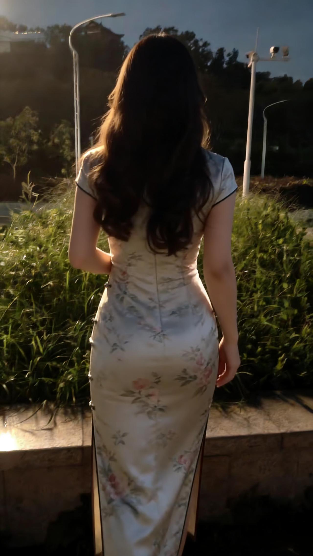 夜影初临草木深，素旗轻裹玉人心。
晚风不解佳人意，漫拂丝缎弄软金。