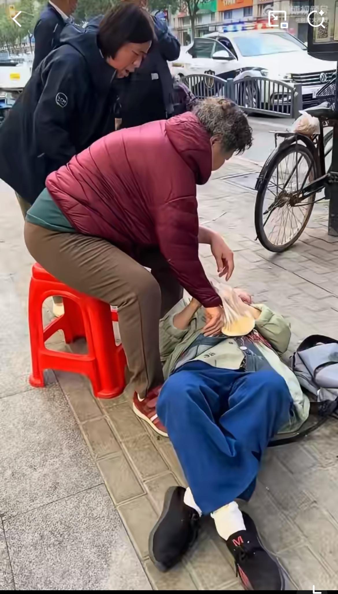 今早令人心寒的一幕，老太去扶更老的老太，结果被讹上了。周围的人都在说，躺地上的人