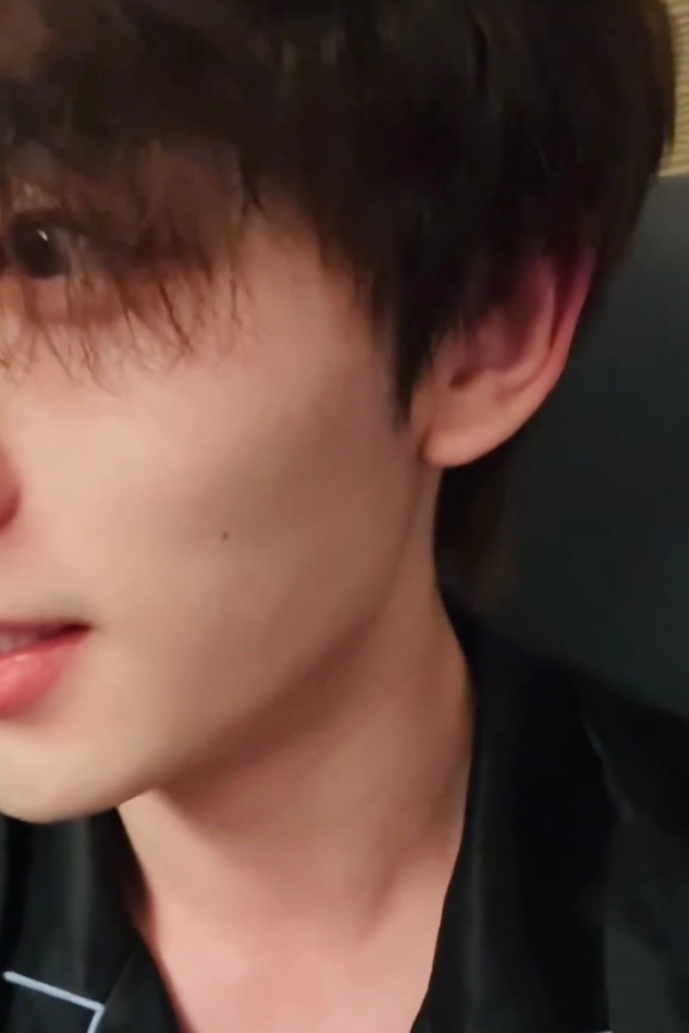 和丁婆聊视频把自己耳朵聊的这么红好搞笑哦。。 ​​​