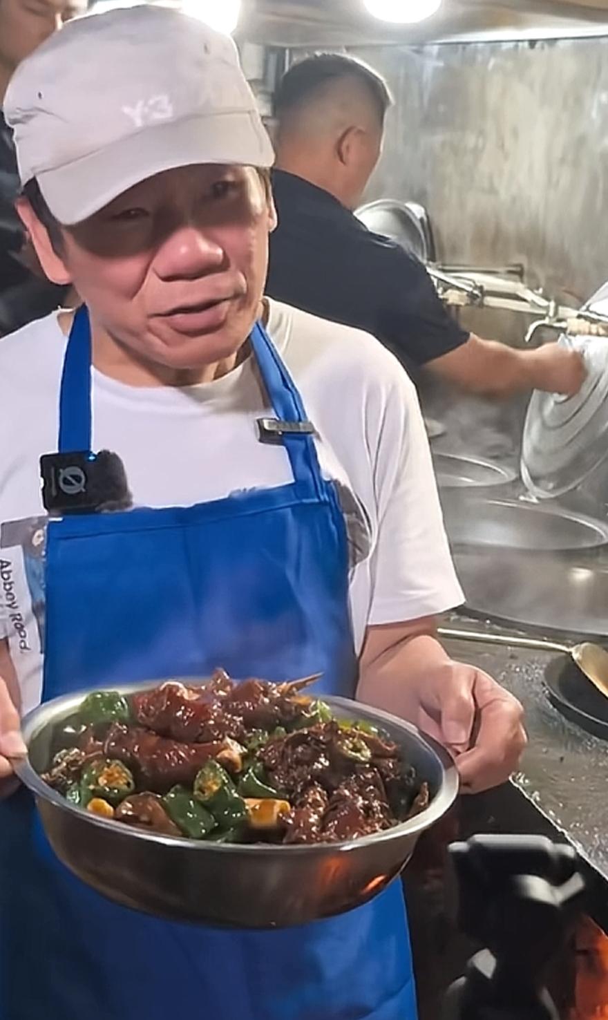 人间烟火气，最抚凡人心。这厨师👨🏻‍🍳看着这么眼熟呢？有认识的吗？大盆鸡?