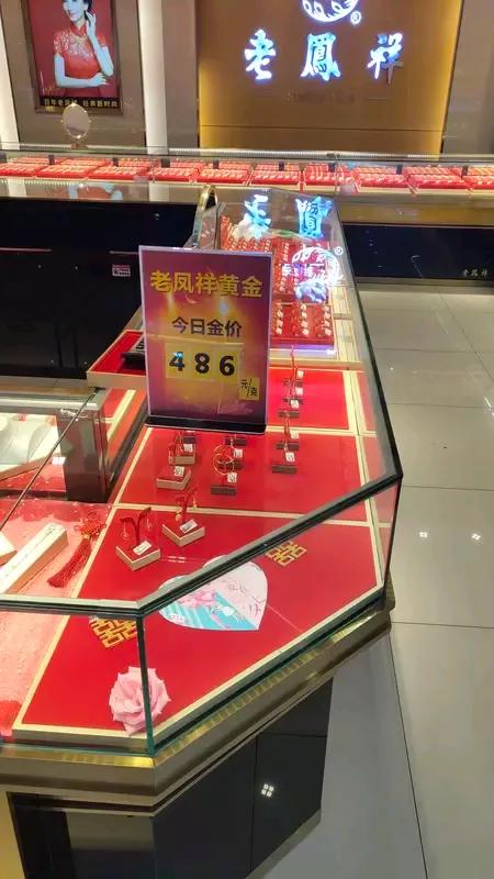 80后广东人雅珊在深圳经营6家金店，见证了金价从200多元涨到800多元。可金价