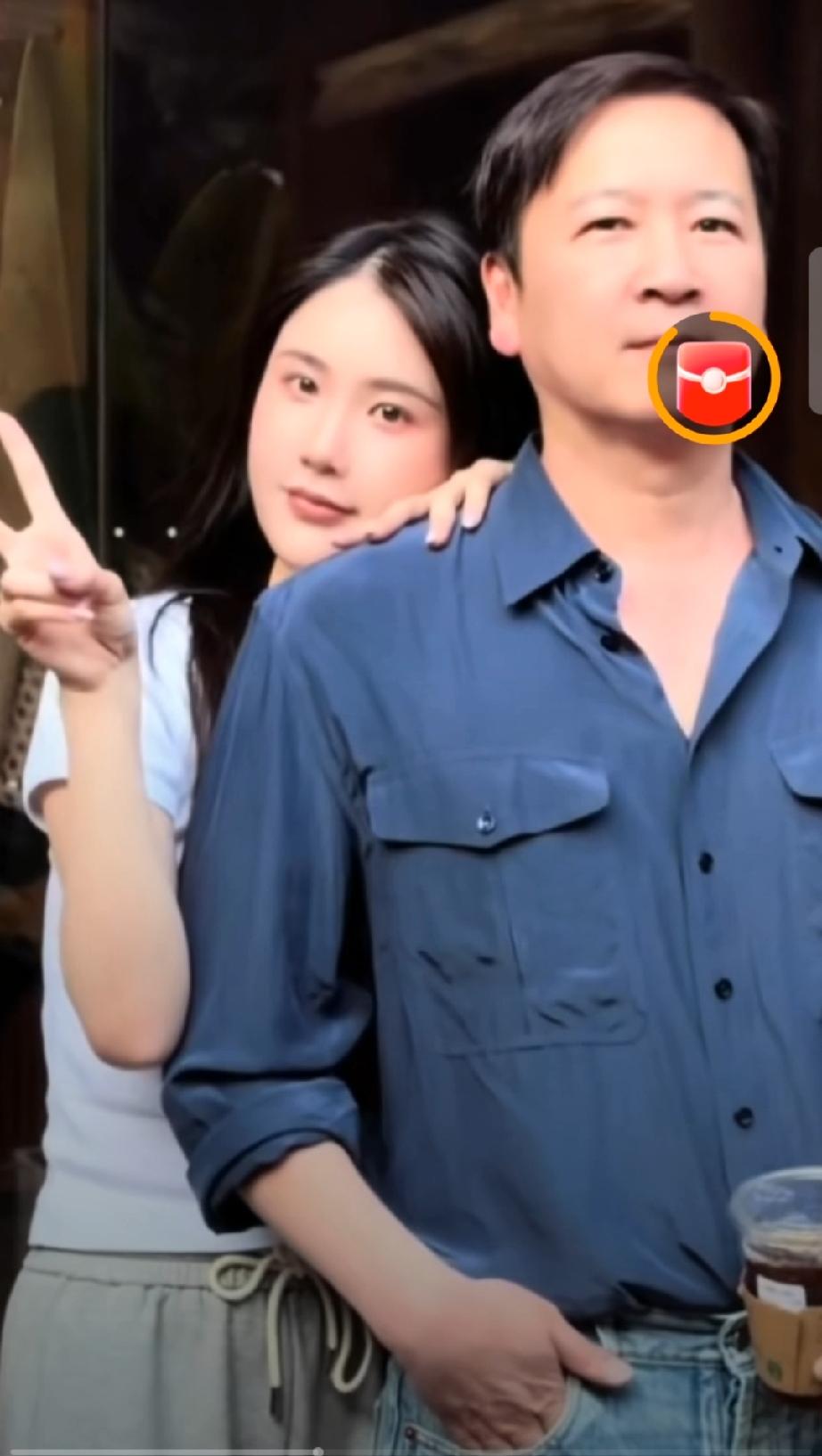 赖文峰楚玲两口子真会玩，峰哥在众多朋友面前单手抱起楚玲就走！

他们俩和共同的朋