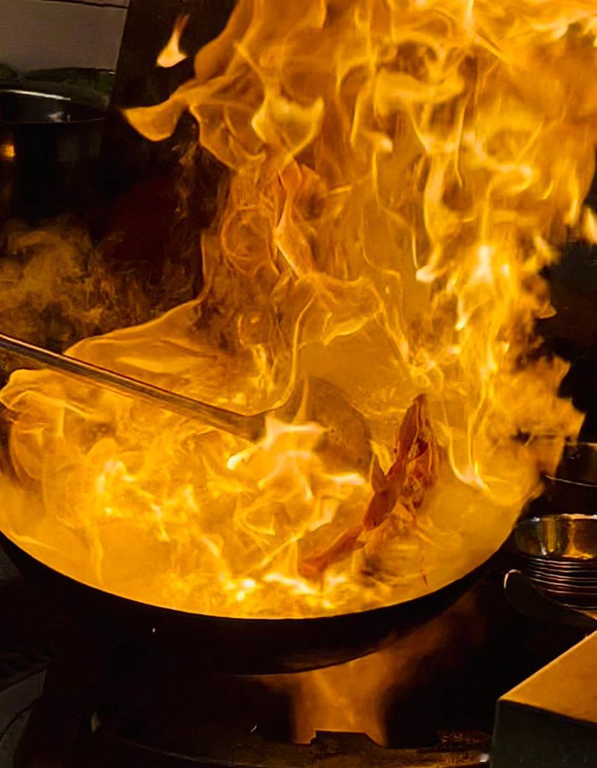 冷油滑热锅，下腰花；横铲拨转不翻弄，纵颠锅十遭，葱蒜椒下锅，颠锅再十二，酱油随铲