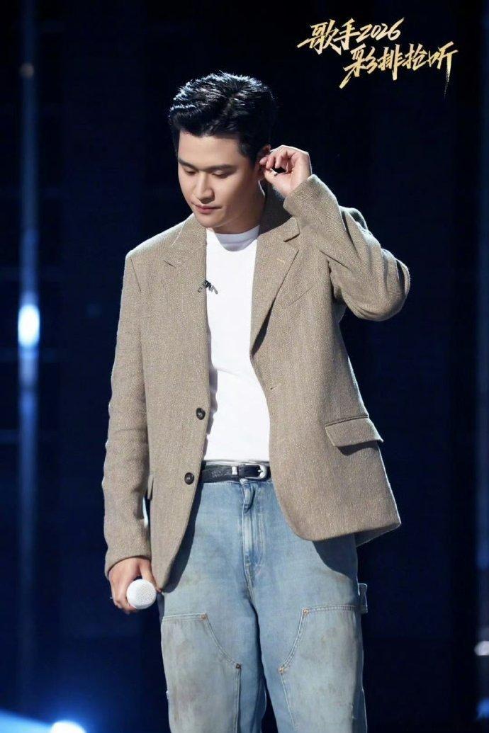 歌手2026同期在播音综开分TOP1歌手直播 窦靖童独特唱腔随性洒脱，周兴哲、尤