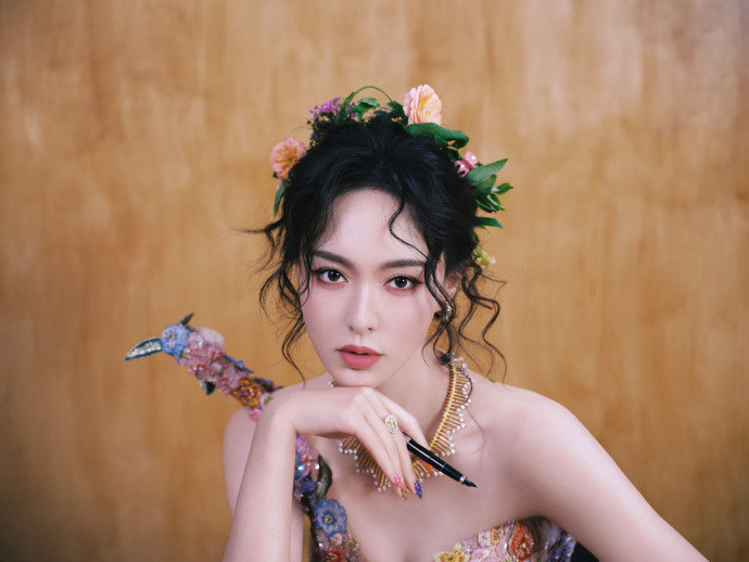 唐嫣的裙子好花却不张扬，戴的花环点缀得恰到好处，这样的造型藏着特别的用心。每处花