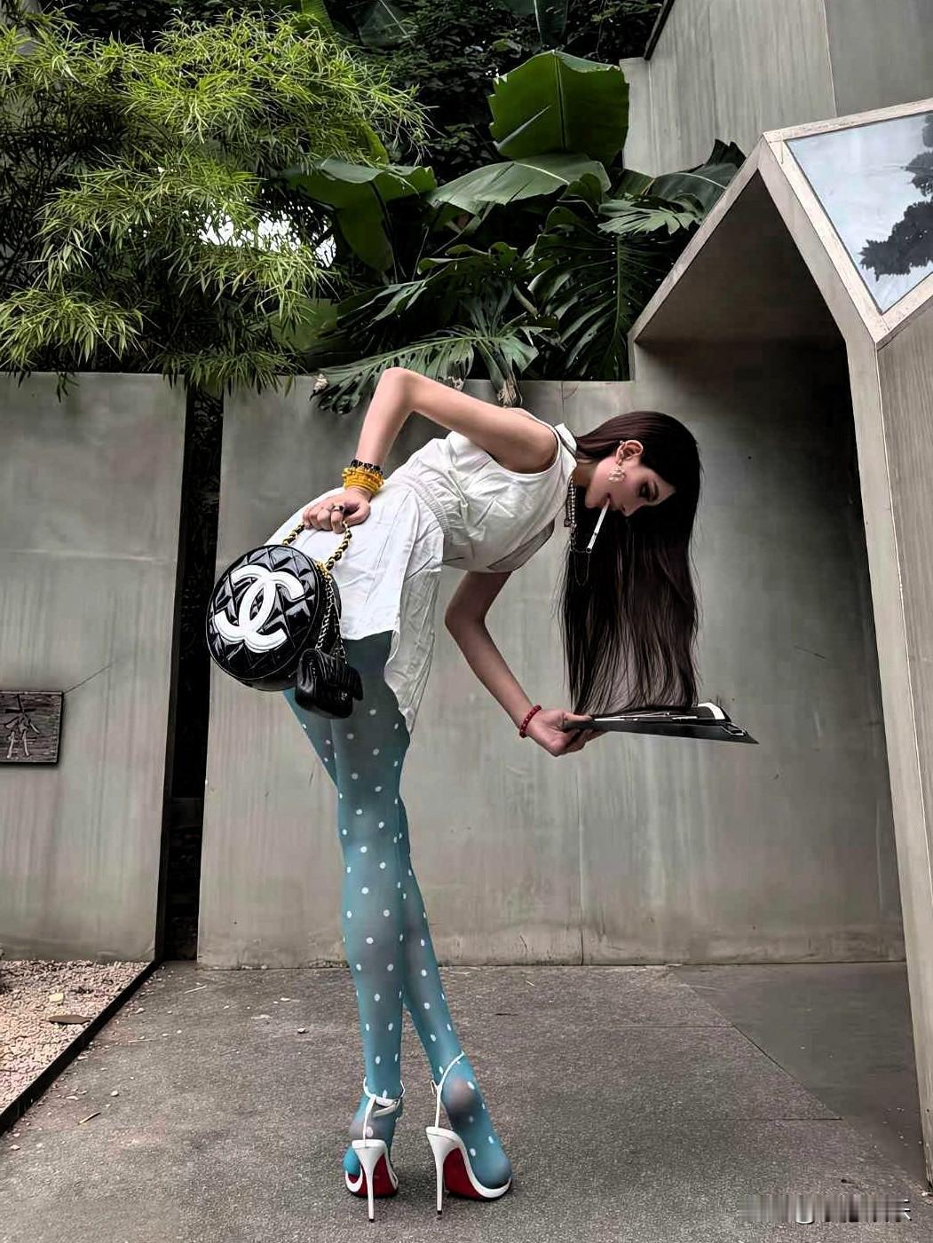 看呆了，白裙辣妹出街，腿从脖子往下长，全网都看傻了…
夏日辣妹氛围感拉满了！白裙