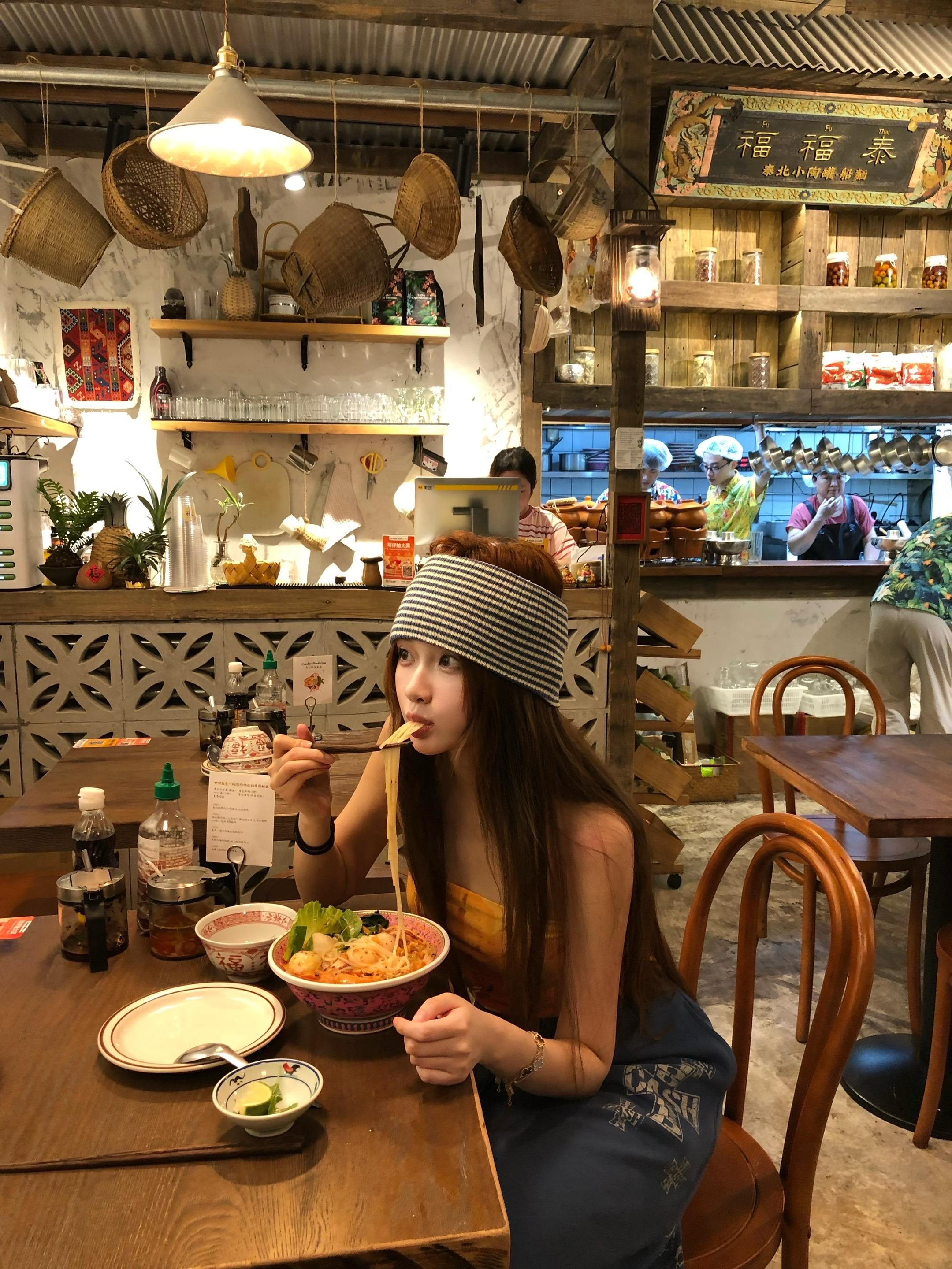 讨厌下雨天 但跟你淋过的这场不算。