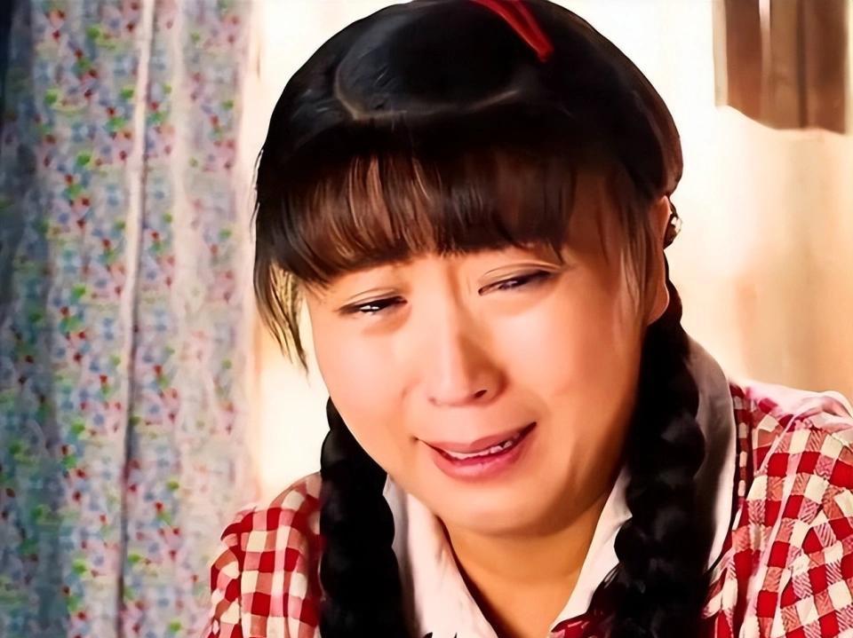 48线农村出来的闫学晶，最不该忘本。
她哭穷，说自己现在没戏拍，一个月连几万块都