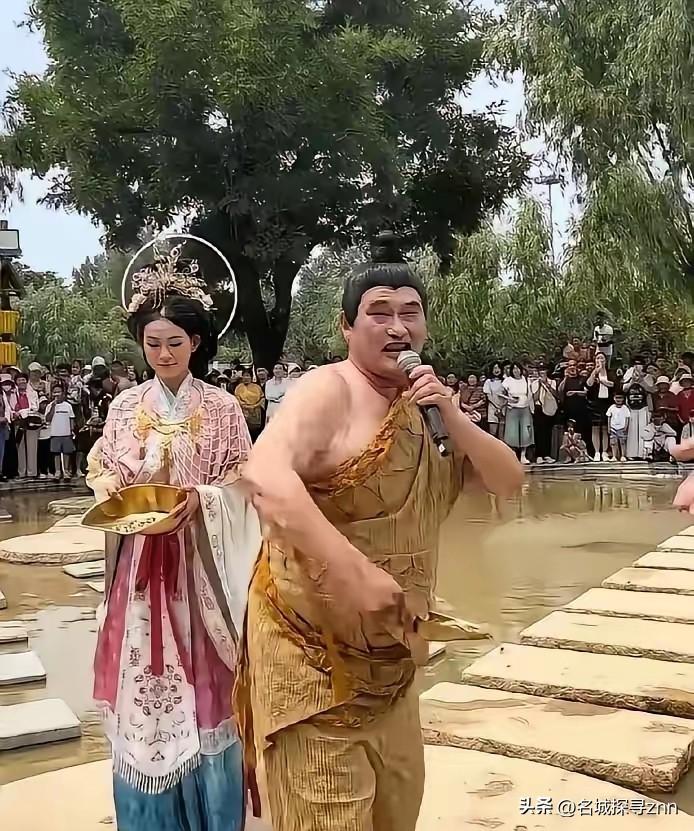 十万块出场费，朱之文这次真没按常规来。河南开封万岁山武侠城那场演出，合同写得明白