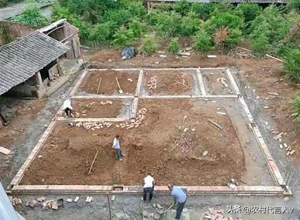 网上说农村建房二三十万搞定？我家盖完才懂：这钱像流水，没50万根本打不住。
 