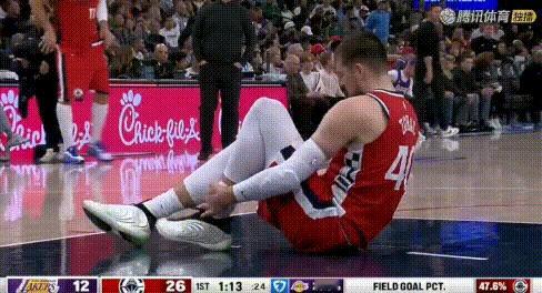 詹姆斯发力了——祖巴茨被垫脚受伤离场！
上场乔治、这场祖巴茨，连着2场被踩脚，詹