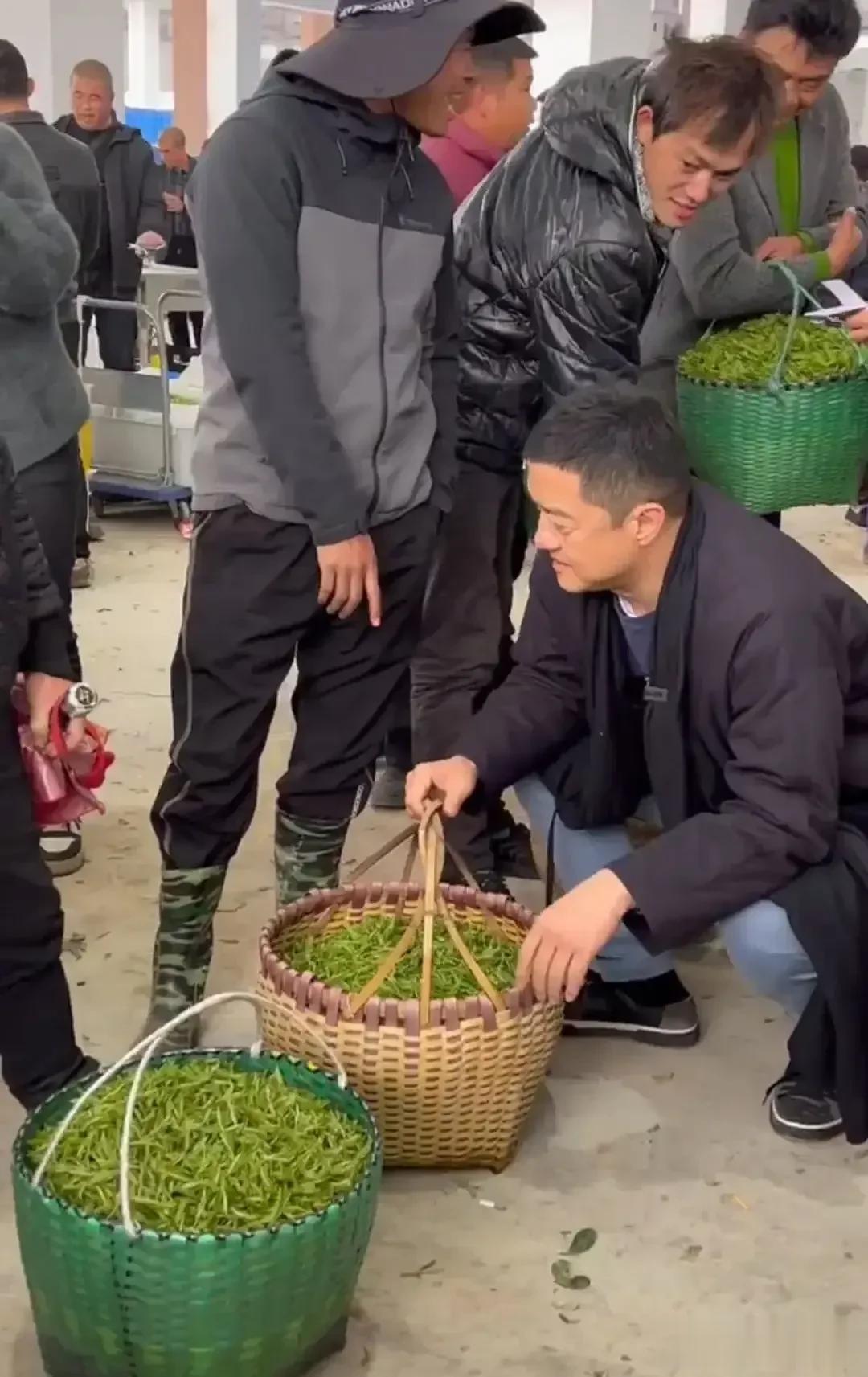李亚鹏已经彻底放下了大明星的身段和光环，走进了充满烟火气的人间，为老婆孩子而拼搏