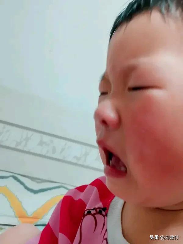 妈妈半夜外出打麻将 孩子醒后出门哭 妈妈半夜外出打麻将，孩子醒后出门哭。近日，这