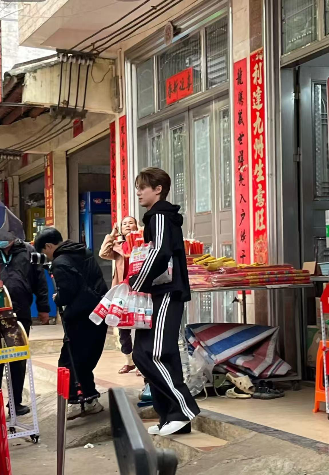 王鹤棣大力气王鹤棣《亲爱的客栈》就这么拎好几桶水，年轻人力气大