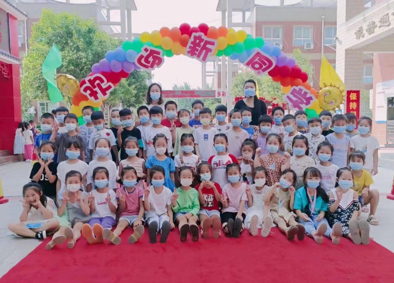 不知不觉六年匆匆，我的男孩就这样悄悄走完了小学时光。没舍得催你长大，却转眼就要和