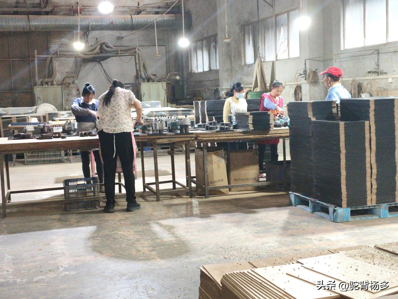 晒图笔记大赛开工厂里招了5名临时工，干了三天走了三个，为何会走呢？据说有人告诉他